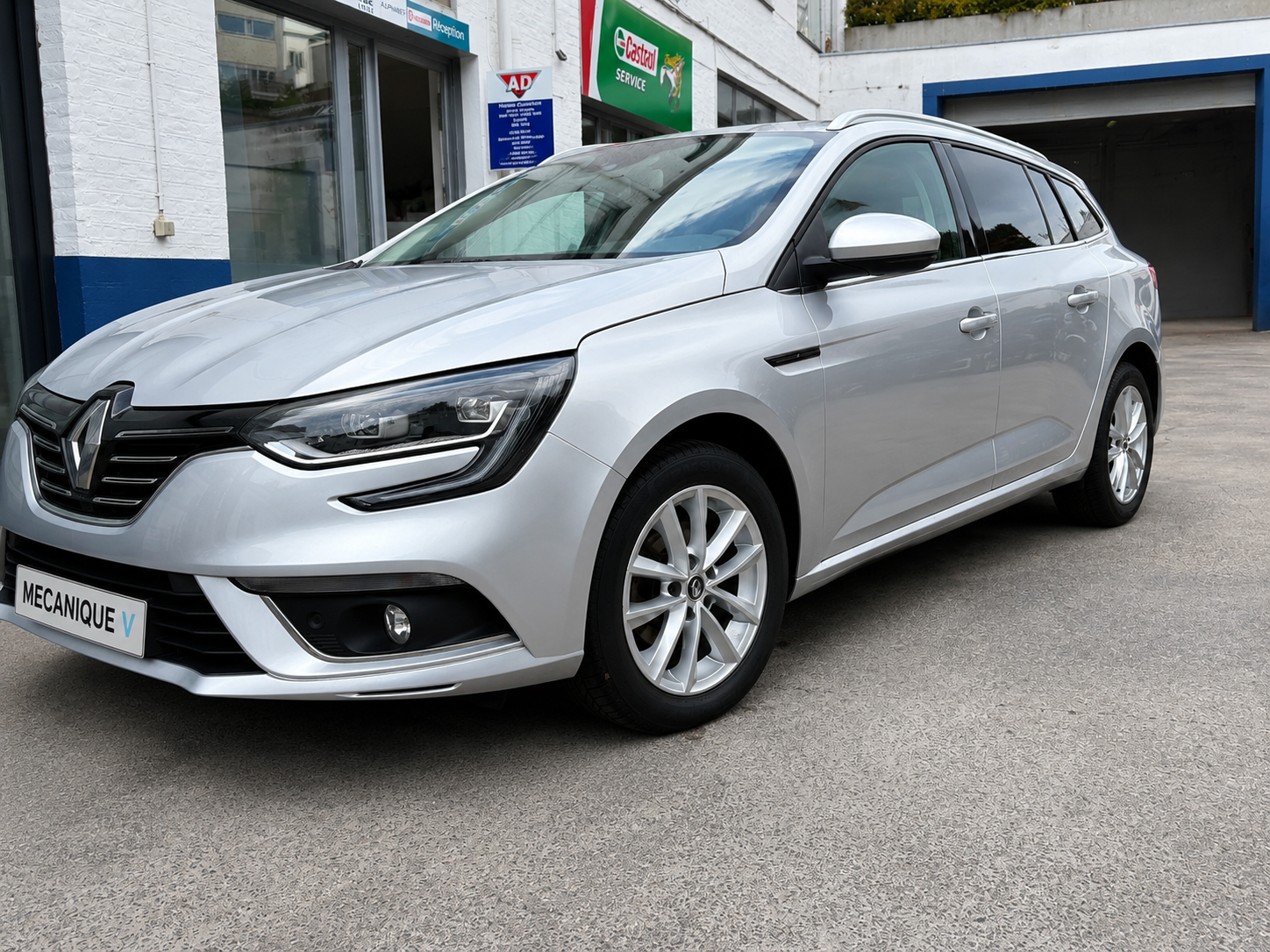 Renault Mégane IV Estate gris platine — vue avant trois quarts